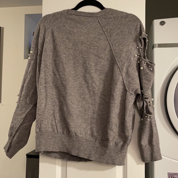 Elan gray medium cut out shoulder arm with pearls sweater - Picture 4 of 5